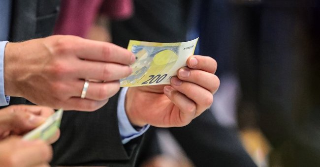 В ЕС выпустили новые банкноты 100 и 200 евро — фото - «Банки»