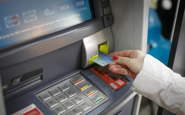 Ограничения на снятие валюты в банкоматах ввел один из крупных банков - «Банки»