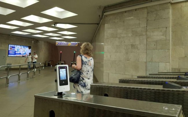 В метро на «Площади Ленина» появился идентификатор лиц. Объясняем, для чего это - «Банки»