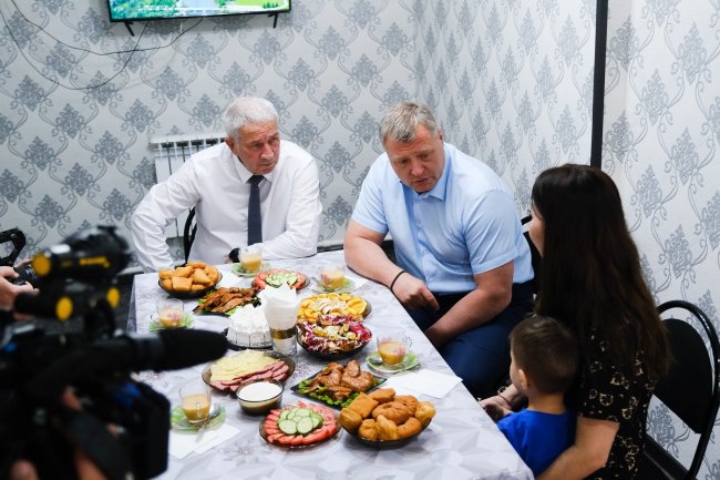 Губернатор Игорь Бабушкин навестил семью мобилизованного астраханца в Енотаевском районе - «Экономика»